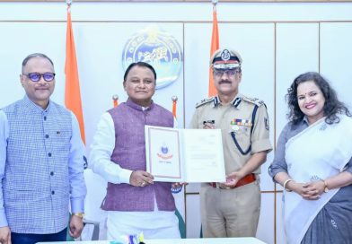 ଲୋକସେବା ଭବନରେ ମୁଖ୍ୟମନ୍ତ୍ରୀ ମୋହନ ଚରଣ ମାଝୀଙ୍କୁ ରାଷ୍ଟ୍ରପତିଙ୍କ ପୁଲିସ କଲର୍ସ ଆୱାର୍ଡ ପ୍ରଦର୍ଶନ କରୁଛନ୍ତି ରାଜ୍ୟ ପୁଲିସ ମହାନିର୍ଦ୍ଦେଶକ ଯୋଗେଶ ବାହାଦୂର ଖୁରାନିଆ ଲୋକସେବା ଭବନରେ ମୁଖ୍ୟମନ୍ତ୍ରୀ ମୋହନ ଚରଣ ମାଝୀଙ୍କୁ ରାଷ୍ଟ୍ରପତିଙ୍କ ପୁଲିସ କଲର୍ସ ଆୱାର୍ଡ ପ୍ରଦର୍ଶନ କରୁଛନ୍ତି ରାଜ୍ୟ ପୁଲିସ ମହାନିର୍ଦ୍ଦେଶକ ଯୋଗେଶ ବାହାଦୂର ଖୁରାନିଆ