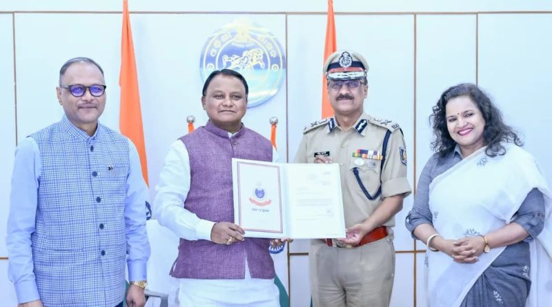 ଲୋକସେବା ଭବନରେ ମୁଖ୍ୟମନ୍ତ୍ରୀ ମୋହନ ଚରଣ ମାଝୀଙ୍କୁ ରାଷ୍ଟ୍ରପତିଙ୍କ ପୁଲିସ କଲର୍ସ ଆୱାର୍ଡ ପ୍ରଦର୍ଶନ କରୁଛନ୍ତି ରାଜ୍ୟ ପୁଲିସ ମହାନିର୍ଦ୍ଦେଶକ ଯୋଗେଶ ବାହାଦୂର ଖୁରାନିଆ ଲୋକସେବା ଭବନରେ ମୁଖ୍ୟମନ୍ତ୍ରୀ ମୋହନ ଚରଣ ମାଝୀଙ୍କୁ ରାଷ୍ଟ୍ରପତିଙ୍କ ପୁଲିସ କଲର୍ସ ଆୱାର୍ଡ ପ୍ରଦର୍ଶନ କରୁଛନ୍ତି ରାଜ୍ୟ ପୁଲିସ ମହାନିର୍ଦ୍ଦେଶକ ଯୋଗେଶ ବାହାଦୂର ଖୁରାନିଆ