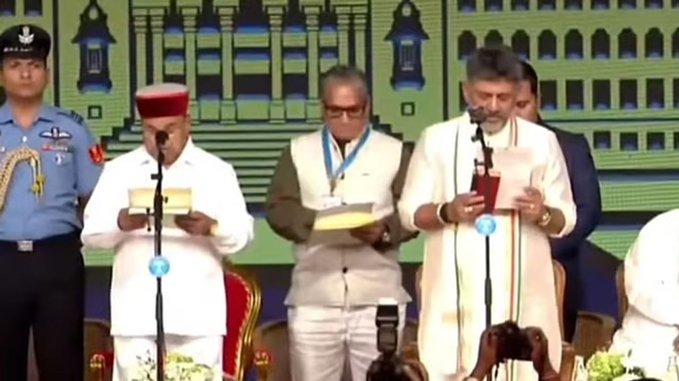 କର୍ଣ୍ଣାଟକ ମୁଖ୍ୟମନ୍ତ୍ରୀ ଭାବେ ଶପଥ ନେଲେ ଡିକେ ଶିବକୁମାର କର୍ଣ୍ଣାଟକ ମୁଖ୍ୟମନ୍ତ୍ରୀ ଭାବେ ଶପଥ ନେଲେ ଡିକେ ଶିବକୁମାର