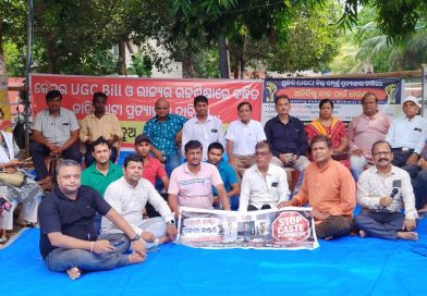 ପାଞ୍ଚ ଦଫା ଦାବି ପୂରଣ ନେଇ ସାଧାରଣ ବର୍ଗର ଅନିର୍ଦ୍ଦିଷ୍ଟକାଳୀନ ଗଣଧାରଣା ଆରମ୍ଭ ପାଞ୍ଚ ଦଫା ଦାବି ପୂରଣ ନେଇ ସାଧାରଣ ବର୍ଗର ଅନିର୍ଦ୍ଦିଷ୍ଟକାଳୀନ ଗଣଧାରଣା ଆରମ୍ଭ